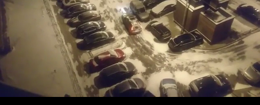 Как девушка разбила 12 машин, выбираясь с парковки
