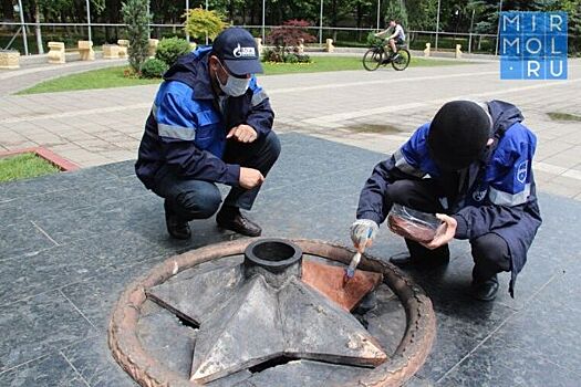 В Махачкале обновили покрытие обелисков Вечного огня