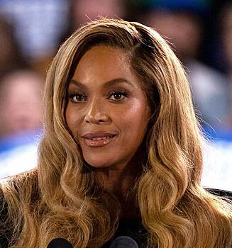 Бейонсе в надетом задом наперед платье пришла на день рождения Крис Дженнер