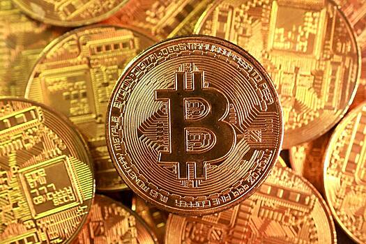 Резкое снижение стоимости биткоина объяснили