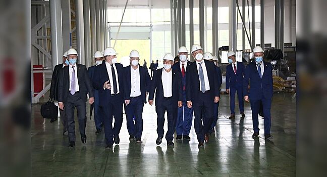 Рустаму Минниханову в Челнах представили Mercedes-Benz Actros