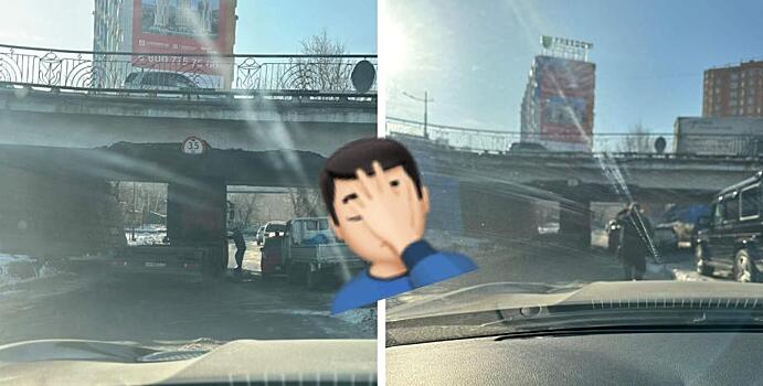 Большегруз застрял под мостом и полностью перекрыл движение в центре Владивостока