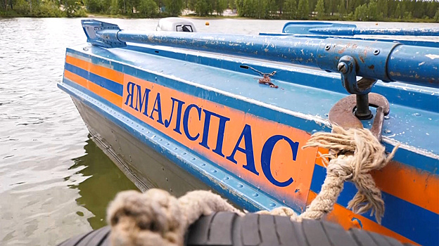 Тазовские спасатели нашли потерявшихся на лодке северян