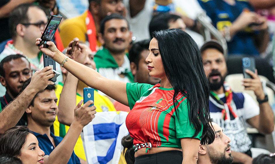 Болельщица из Португалии делает селфи на матче Чемпионата мира по футболу между сборными Португалии и Уругвая. 