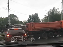 Самосвал врезался в забор под мостом на Шехурдина в Саратове