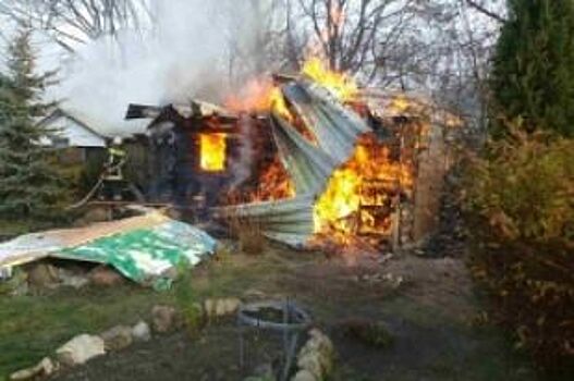 В Вольске огонь уничтожил деревянный дом
