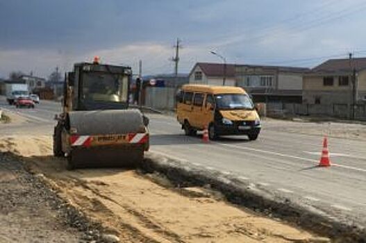 В КЧР строители расширяют дорогу под Усть-Джегутой
