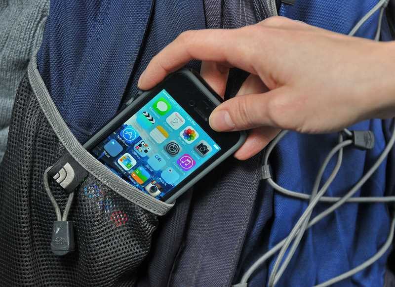 В Саратове мужчина украл телефон у 15-летнего подростка в маршрутке