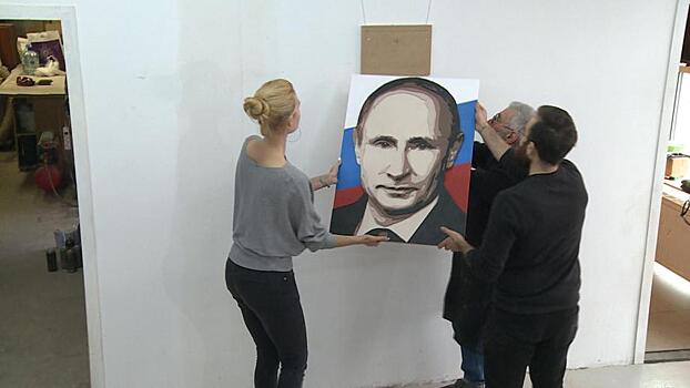 Подарок президенту. Подмосковные мастера создали портрет Путина из дерева