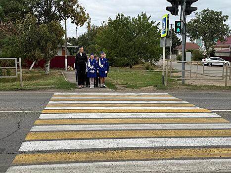 Юные инспекторы и автоинспекторы научили школьников безопасному поведению на дороге