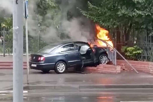 В Саратове автомобиль врезался в забор детского парка и загорелся