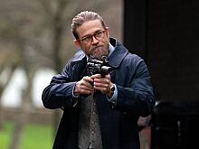 Звезда «Джентльменов» Чарли Ханнэм сыграет в сериале «Криминал»