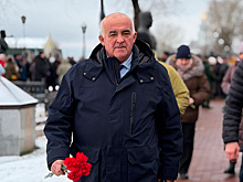 В День Героев Отечества губернатор Костромской области Сергей Ситников почтил память выдающихся земляков-военачальников возложением цветов на Аллее Героев