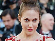 Мерьем Узерли в тренче винного оттенка вывела шестилетнюю Лару на прогулку