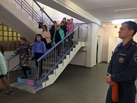 Сотрудниками МЧС проведена учебная эвакуация в школе Кировского района