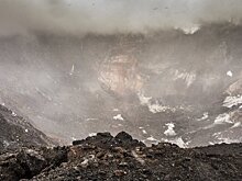 С купола вулкана на Камчатке сходят раскаленные лавины