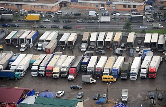 Новое правило: грузовики будут парковаться только на стоянках