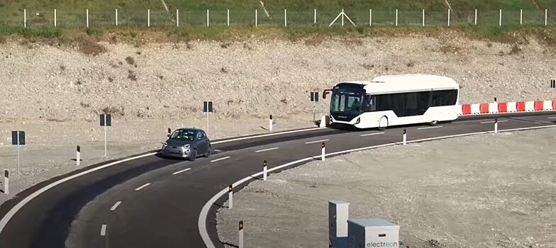 Stellantis показал электрический Fiat 500 во время тестирования индуктивной зарядки