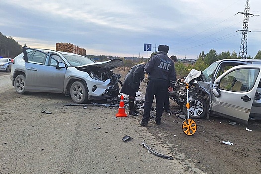 Под Алапаевском в лобовом столкновении легковушек пострадали семь человек