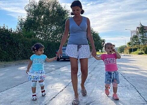 «Думают, что они близняшки»: Маргарита Симоньян опубликовала фото дочери и племянницы, не скрывая их лица