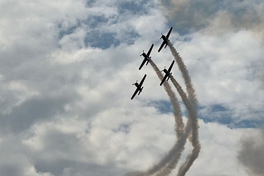 В Новосибирске проходит авиационный праздник с участием ведущих пилотажных групп