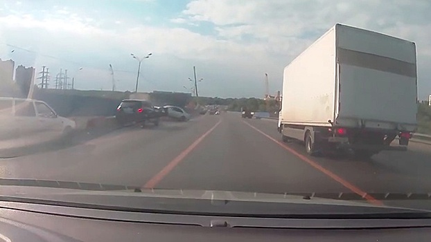 Рикошет от ограждения: момент масштабной аварии на МКАД попал на видео
