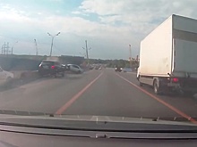 Рикошет от ограждения: момент масштабной аварии на МКАД попал на видео