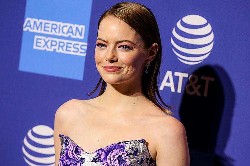 Начинающая актриса настолько сильно хотела попасть в перспективный проект, что решила сделать свои видеопробы буквально на коленках: поставила маленькую камеру и, сидя на кровати, сыграла одну из сцен будущего фильма. 