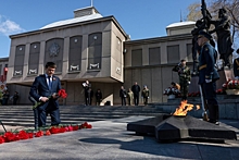 Губернатор Котюков возложил цветы к Вечному огню