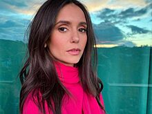 Пост на миллионы лайков: Нина Добрев прыгает в снег в бикини