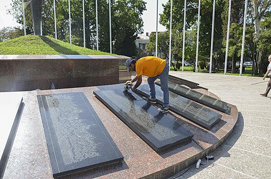 Памятники Сосналиеву и Дбар откроют в День Победы в Сухуме
