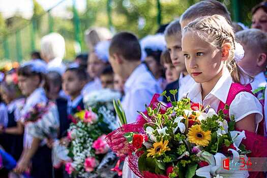 Глава Воронежа Вадим Кстенин посетил одну из праздничных линеек