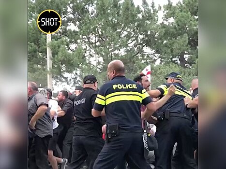 Противники ЛГБТ прорвали полицейский кордон на фестивале "Неделя прайда" в Тбилиси