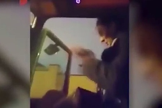 В Сети появилось видео «полицейской», устроившей истерику из‑за эвакуации ее авто в Москве