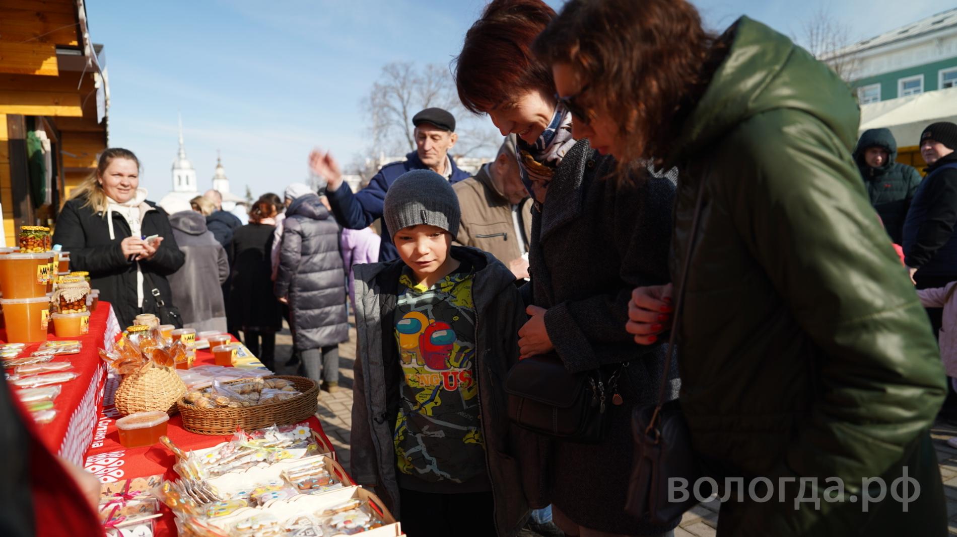 Вологжане с радостью посетили ярмарку «Вологодская масленица» на Кремлевской площади