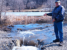 На Андреевских прудах размыло дамбу. Вода затапливает бани и сараи саратовского поселка