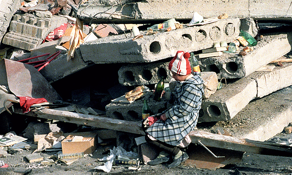 Ребенок сидит на развалинах родного дома, разрушенного в результате Спитакского землетрясения в Армении. В результате трагедии погибли 25 тысяч человек, более 140 тысяч пострадавших стали инвалидами.