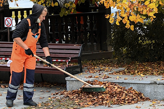 Должникам за ЖКХ в Москве предложили стать дворниками