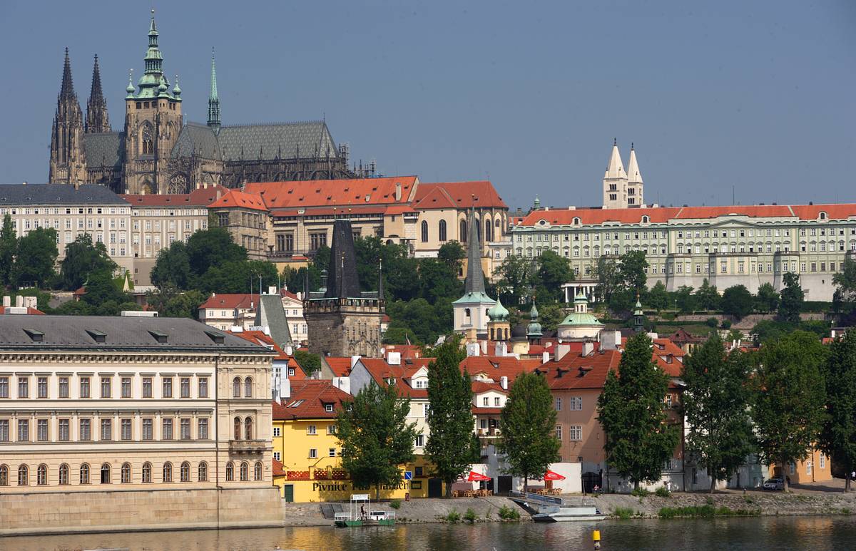 Глава МИД Чехии корчил гримасы на заседании парламента и нарвался на критику