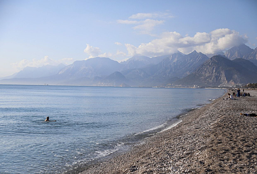 «У нас жара»: жительница Антальи пригласила россиян искупаться на Новый год