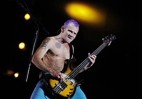 Басист Red Hot Chili Peppers предложил пожить в своем доме
