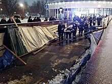 Снег обрушил леса на москвичей