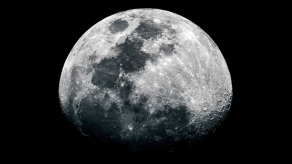 Луна пережила чудовищный удар, поднявший магму из центра на поверхность