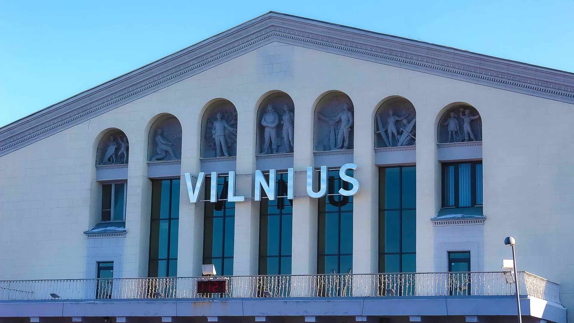 Аэропорт Вильнюса приостановил работу из-за НЛО в небе