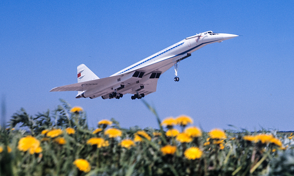 Сверхзвуковой пассажирский самолет Ту-144 на взлете, 1973 год