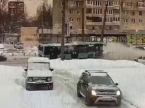 Пять пассажиров автобуса пострадали в аварии в Петербурге
