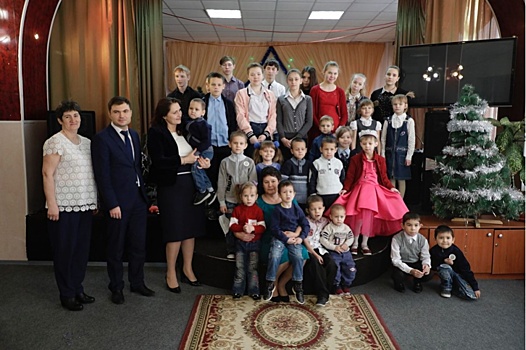 РМК вручила подарки воспитанникам коркинского Центра помощи детям