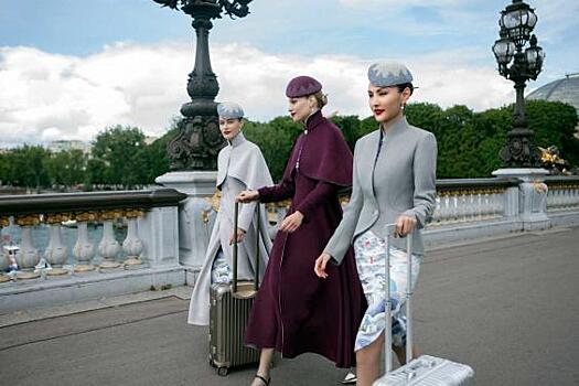Форму работников китайской авиакомпании представили на Парижской неделе моды