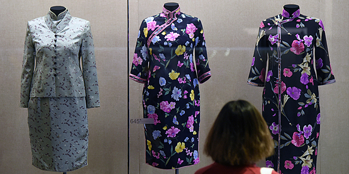 Выставка "Мода за сто лет: история сянганского ченсама" открылась в Гуанчжоу