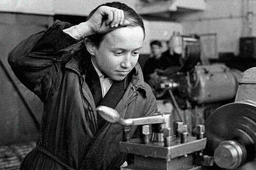 Кого в СССР освободили от платы за обучение в техникумах